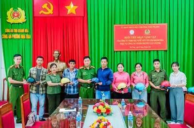 Phường Nha Trang tiếp nhận 100 mũ bảo hiểm để trao tặng cho người dân